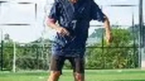 “红军与埃弗顿平分秋色，赛事精彩纷呈四将红牌离场”